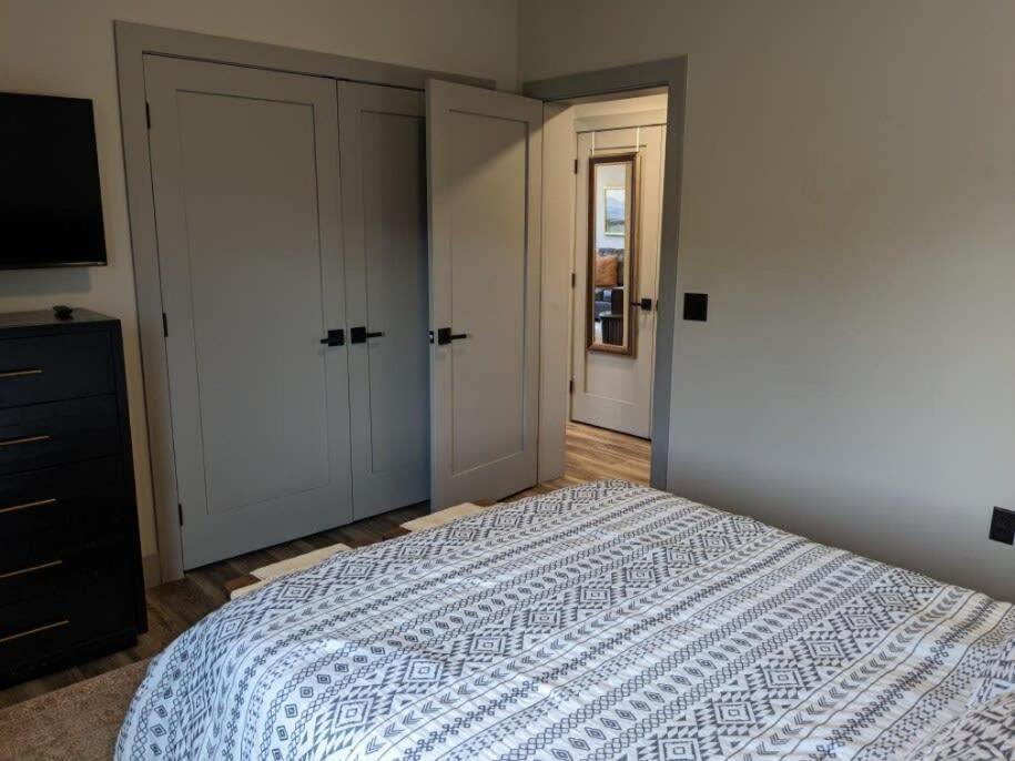 Modern Condo 210 Just Blocks From Lake Michigan トラバーズ・シティ エクステリア 写真