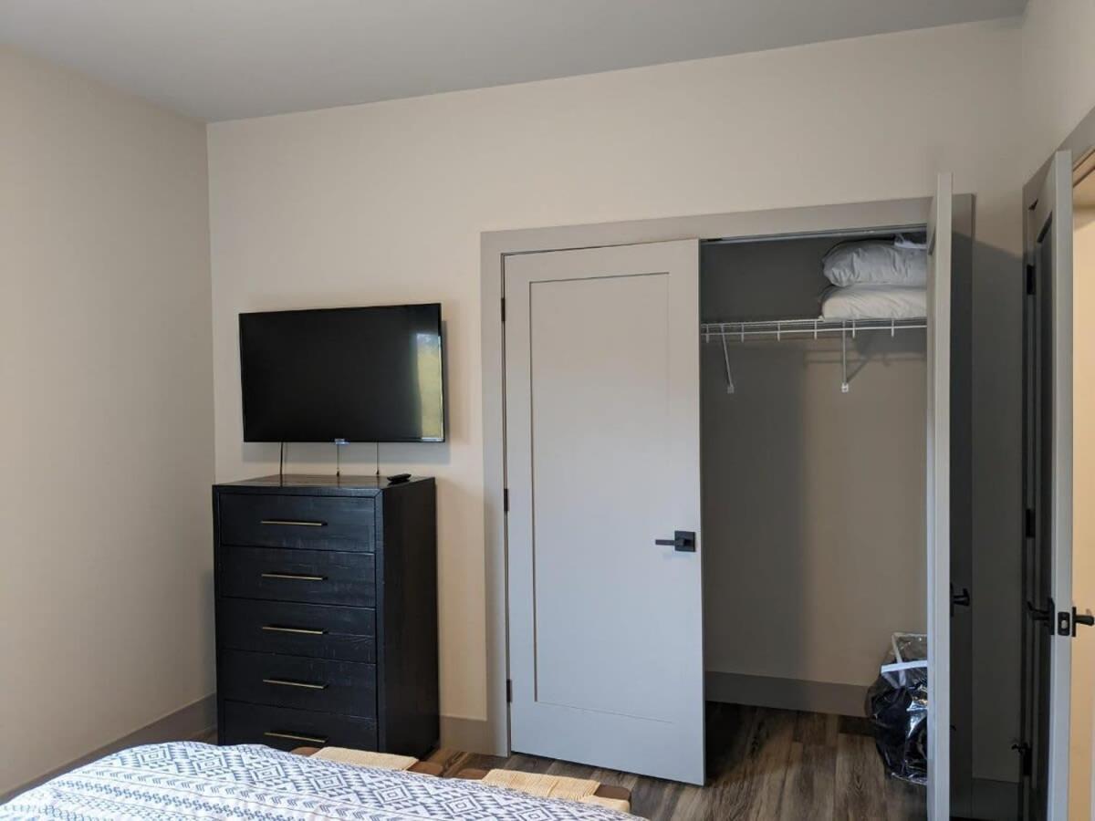 Modern Condo 210 Just Blocks From Lake Michigan トラバーズ・シティ エクステリア 写真