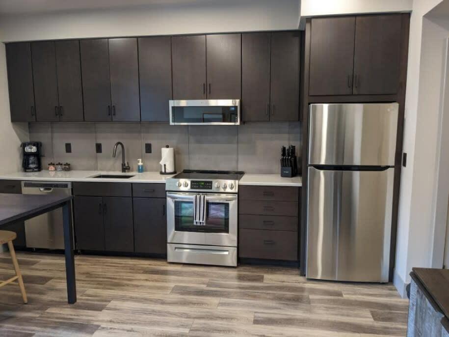 Modern Condo 210 Just Blocks From Lake Michigan トラバーズ・シティ エクステリア 写真
